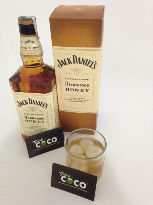 Gelo de Coco para Whisky Vila Gustavo - Gelo de Coco Drinks - Maqgel  Distribuidora de Gelo